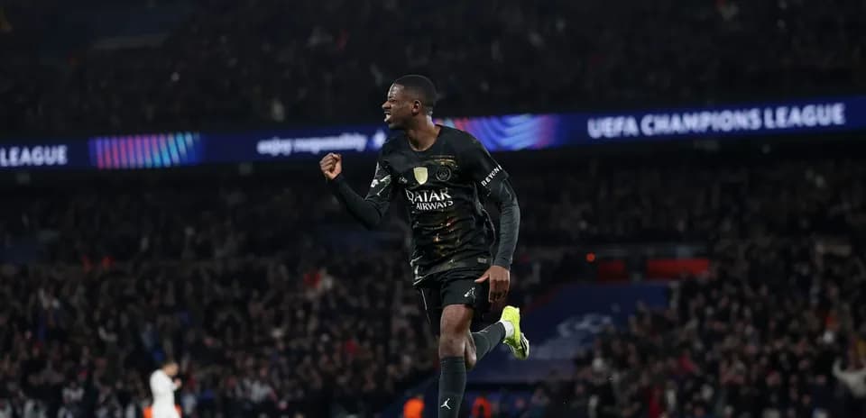 Joueur du PSG célèbre un but en Ligue des champions