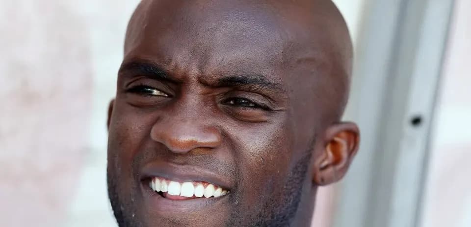 Homme souriant avec une tête rasée en gros plan