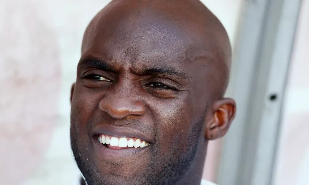 Homme souriant avec une tête rasée en gros plan