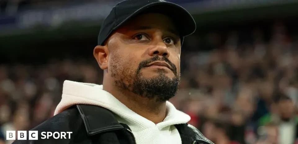 Homme regardant un match dans les tribunes
