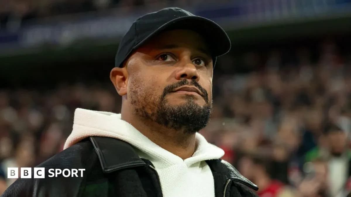 Homme regardant un match dans les tribunes