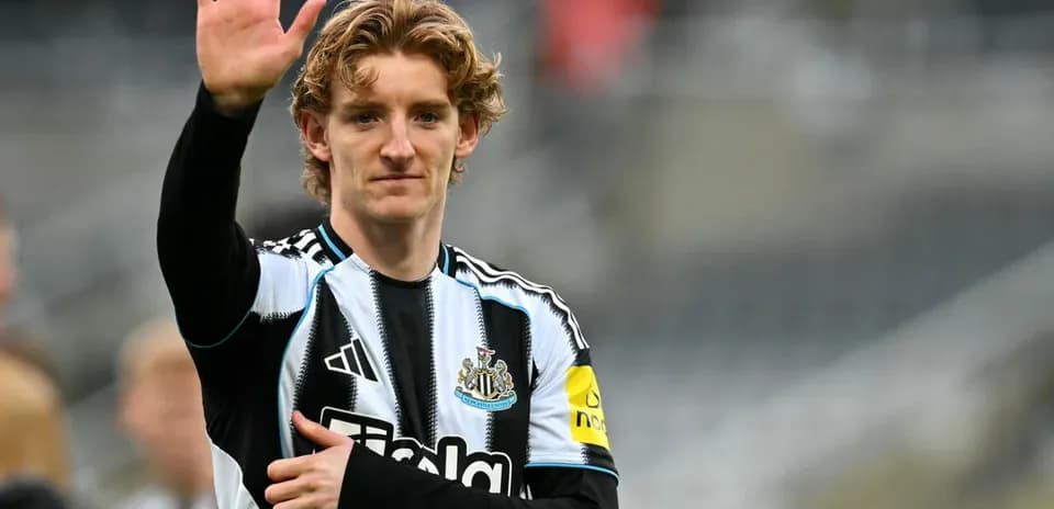 Joueur de Newcastle saluant les supporters au stade