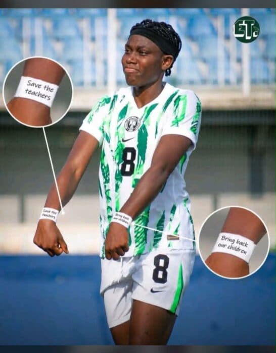Joueuse de football avec des messages de soutien sur les bras