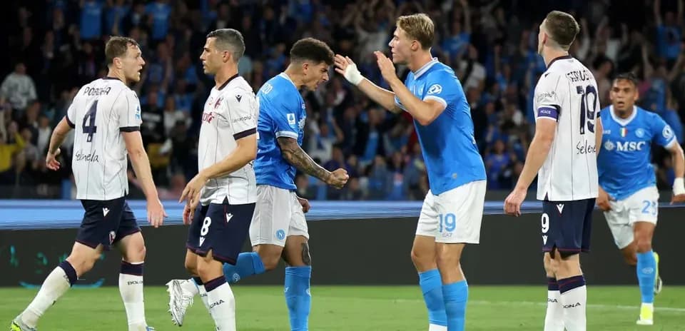 Joueurs de Naples célébrant un but contre Bologne