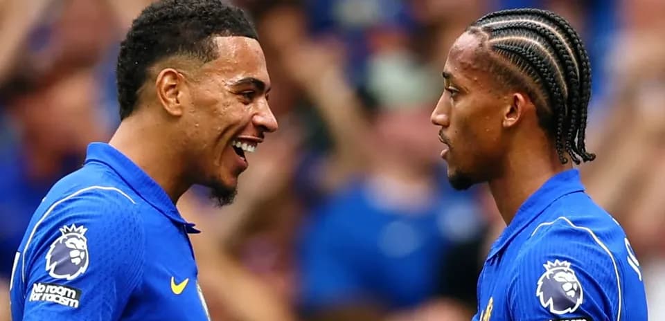 Deux joueurs souriant l'un à l'autre sur le terrain