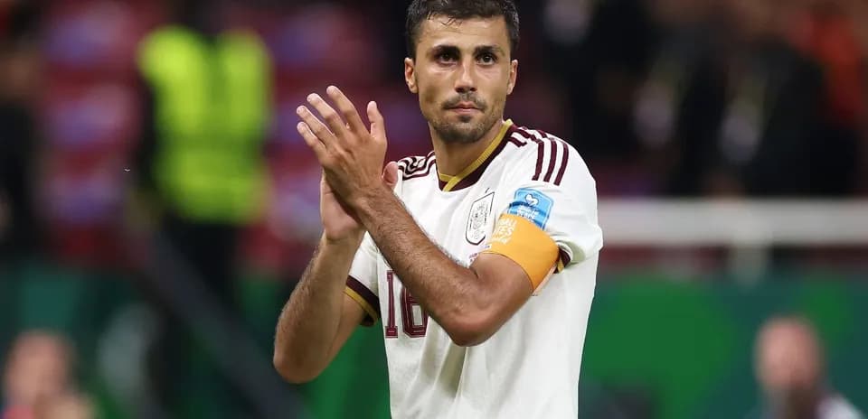 Joueur applaudissant avec le brassard de capitaine