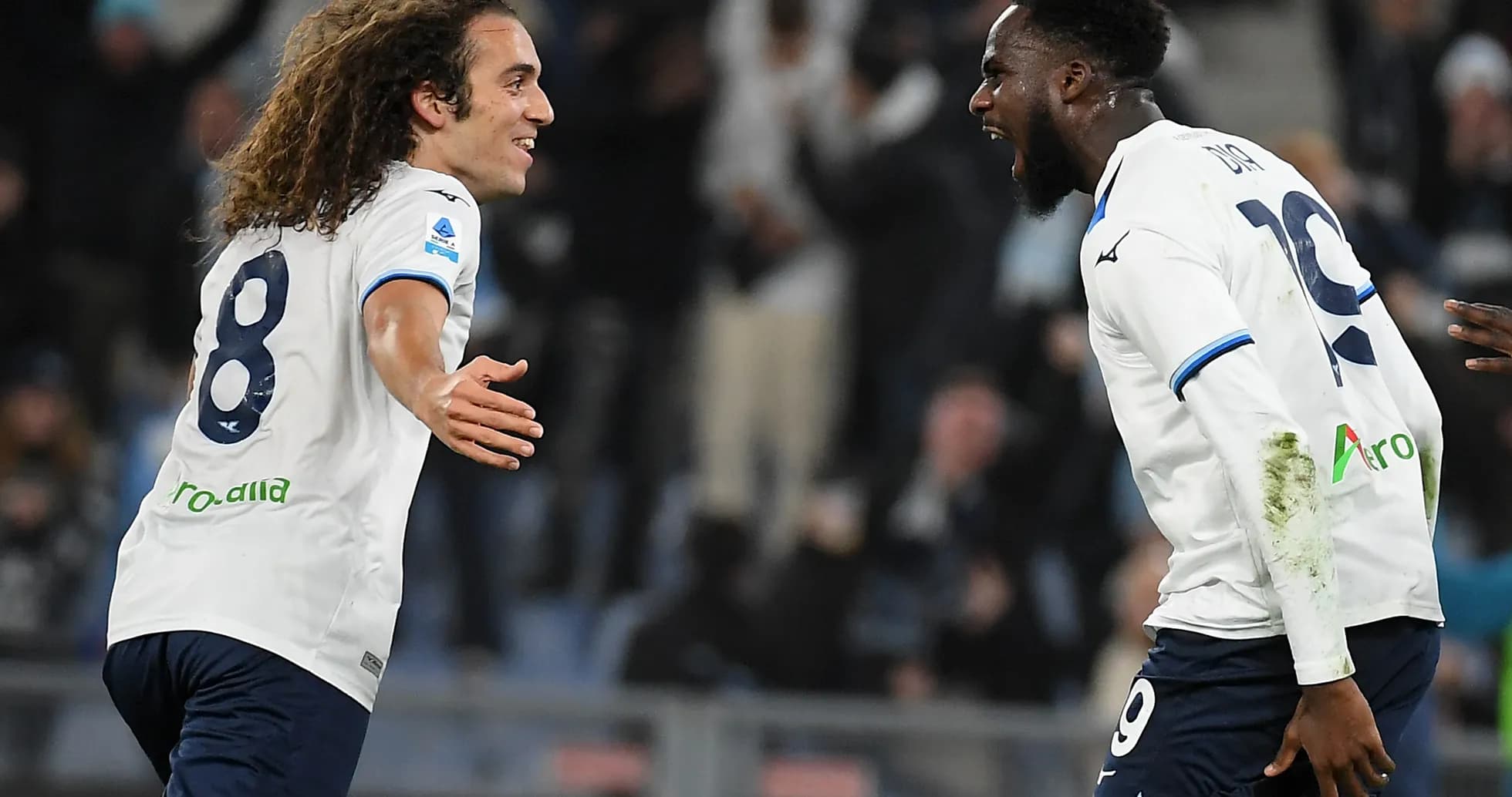 Deux joueurs célébrant un but à la Lazio