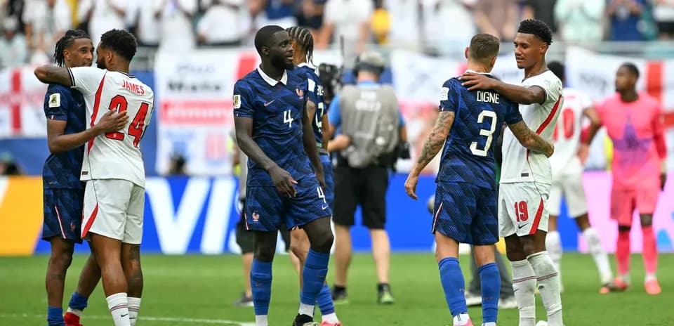 Joueurs français et anglais se félicitant après le match