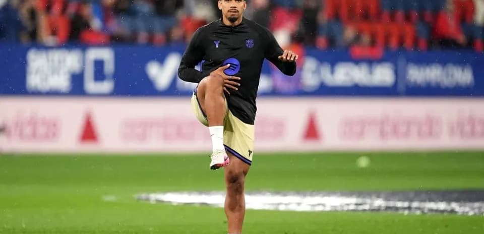 Joueur s'échauffant sur le terrain avant le match