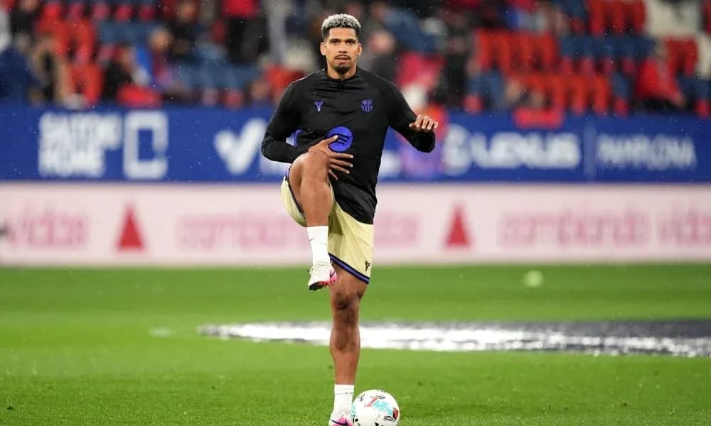 Joueur s'échauffant sur le terrain avant le match