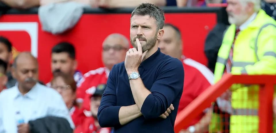 Entraîneur observant le match depuis la touche