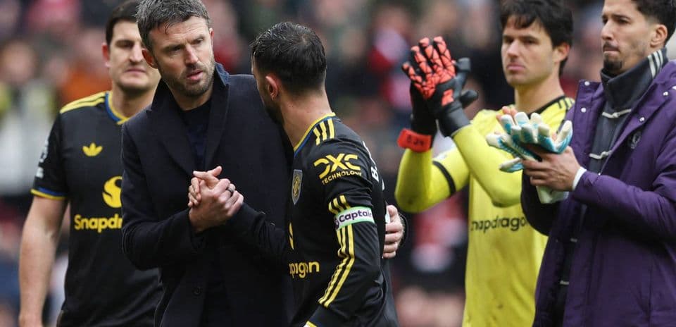 Entraîneur saluant un joueur lors du match