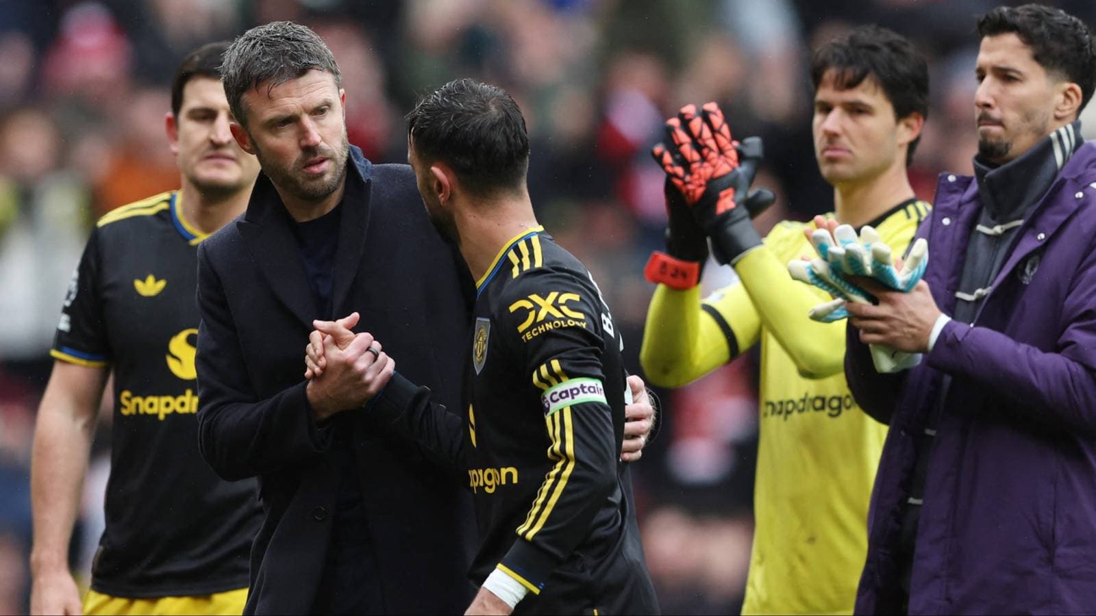 Entraîneur saluant un joueur lors du match
