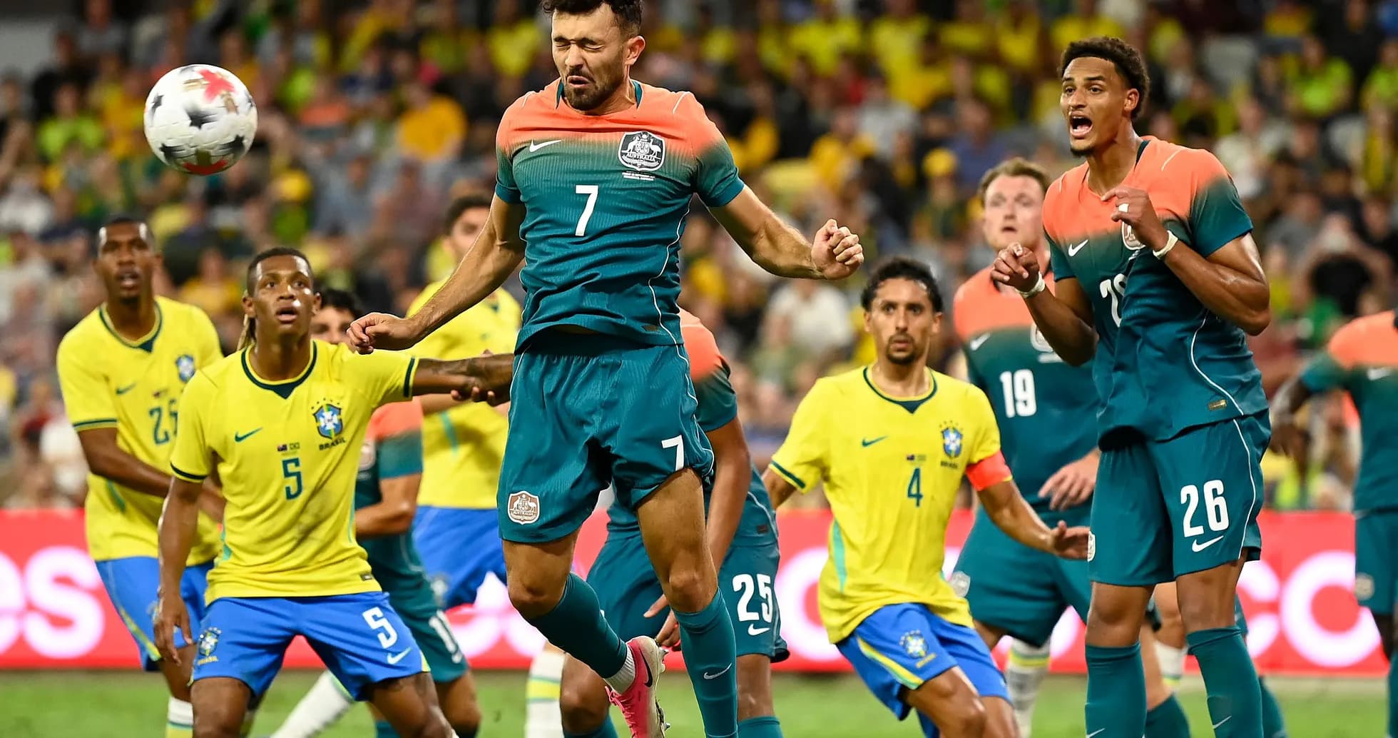 Joueurs australiens et brésiliens en action pendant le match
