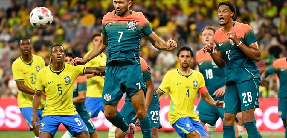 Joueurs australiens et brésiliens en action pendant le match