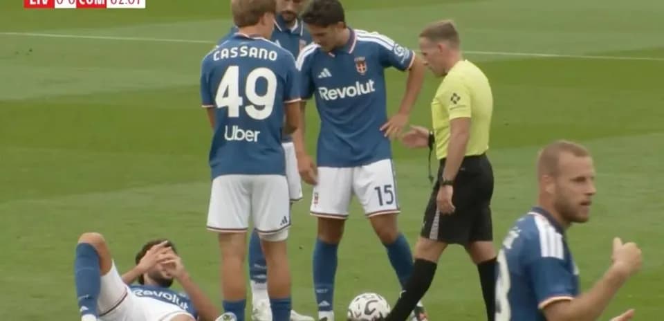 Joueurs rassemblés autour d'un joueur blessé au sol