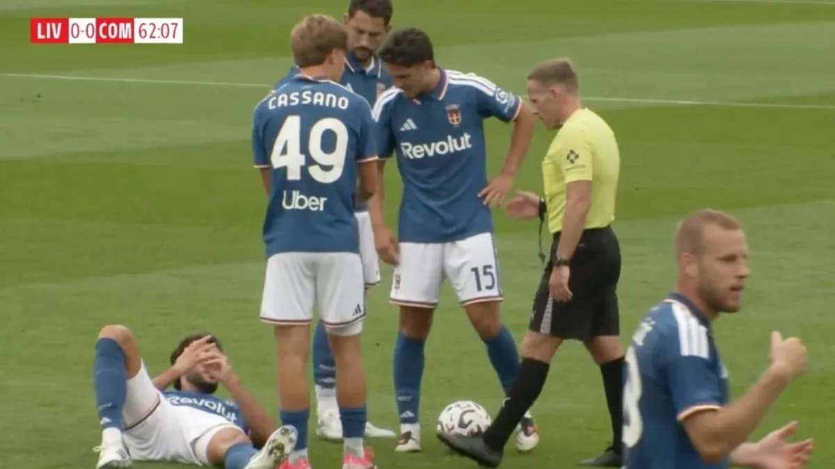 Joueurs rassemblés autour d'un joueur blessé au sol