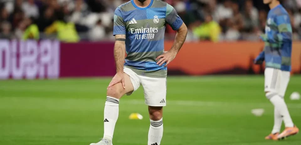 Joueur de Real Madrid en échauffement sur le terrain