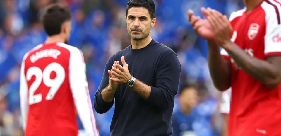 Entraîneur applaudissant sur le terrain après le match