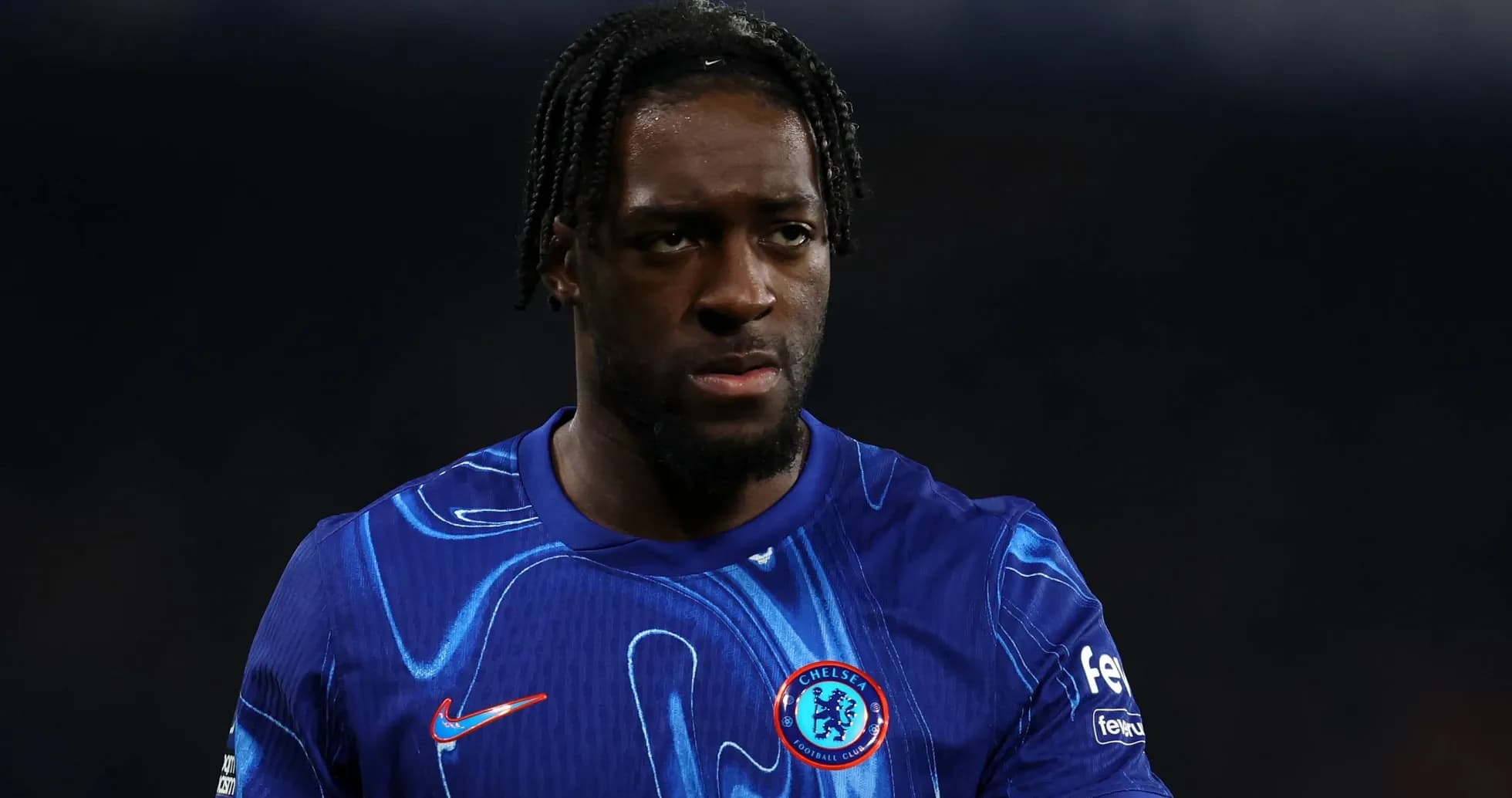 Joueur de Chelsea en maillot bleu sur le terrain