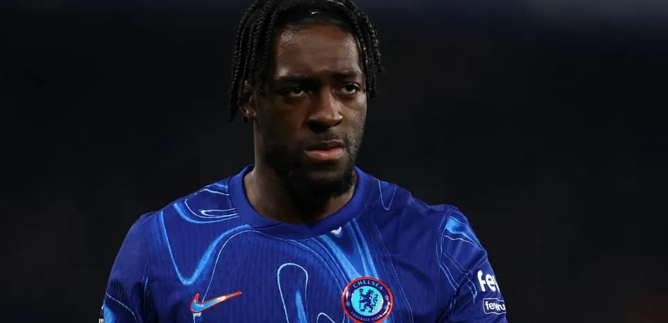 Joueur de Chelsea en maillot bleu sur le terrain