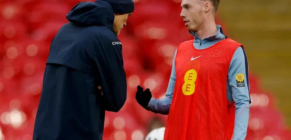 Joueur discutant avec l'entraîneur avant l'entraînement