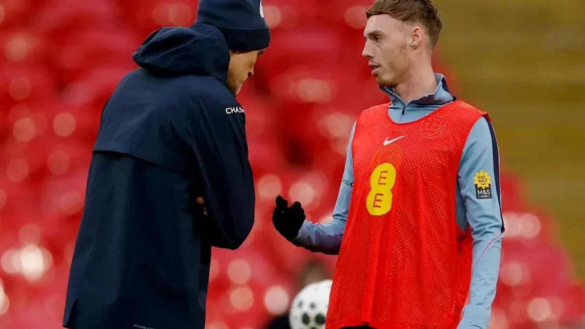 Joueur discutant avec l'entraîneur avant l'entraînement
