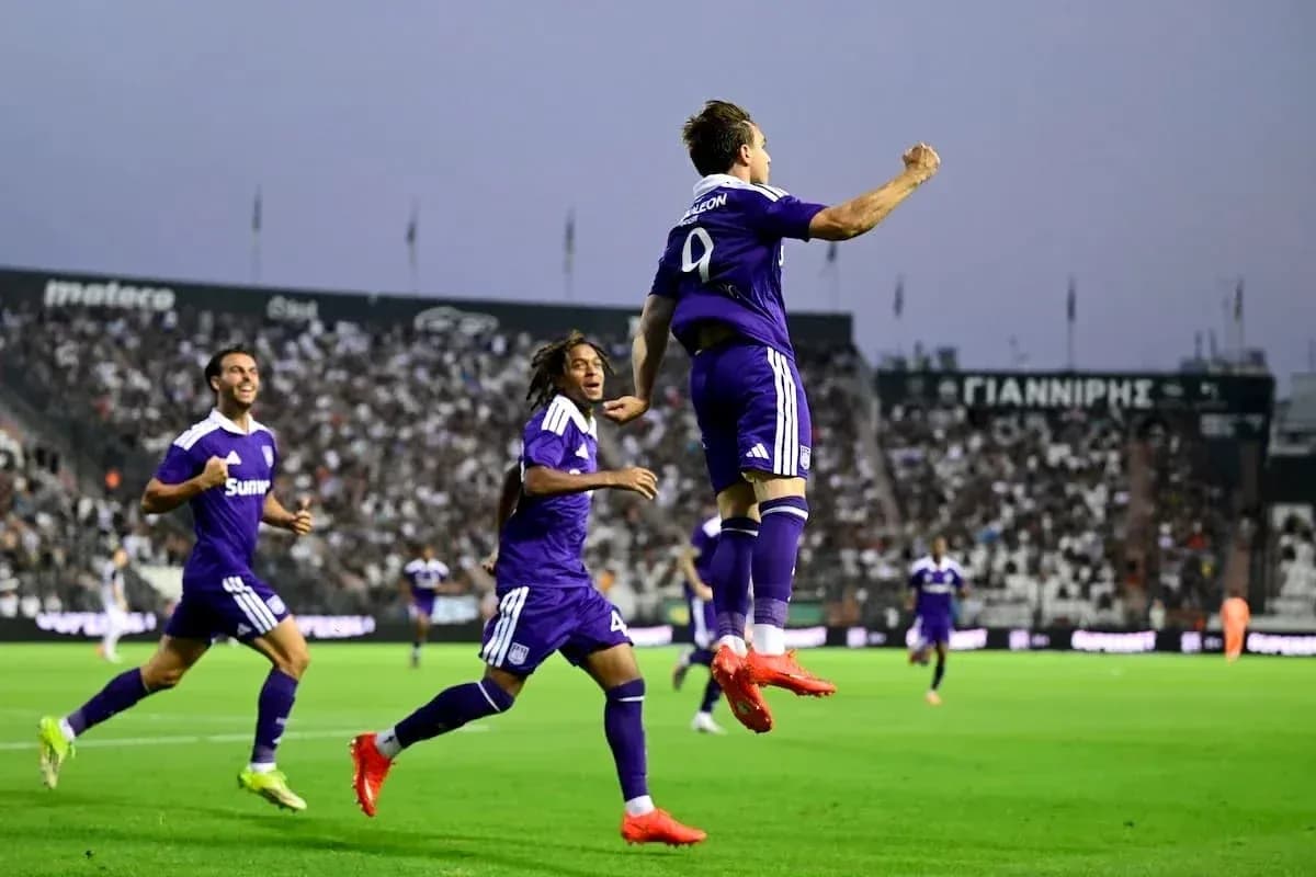 Joueurs d'Anderlecht célébrant un but
