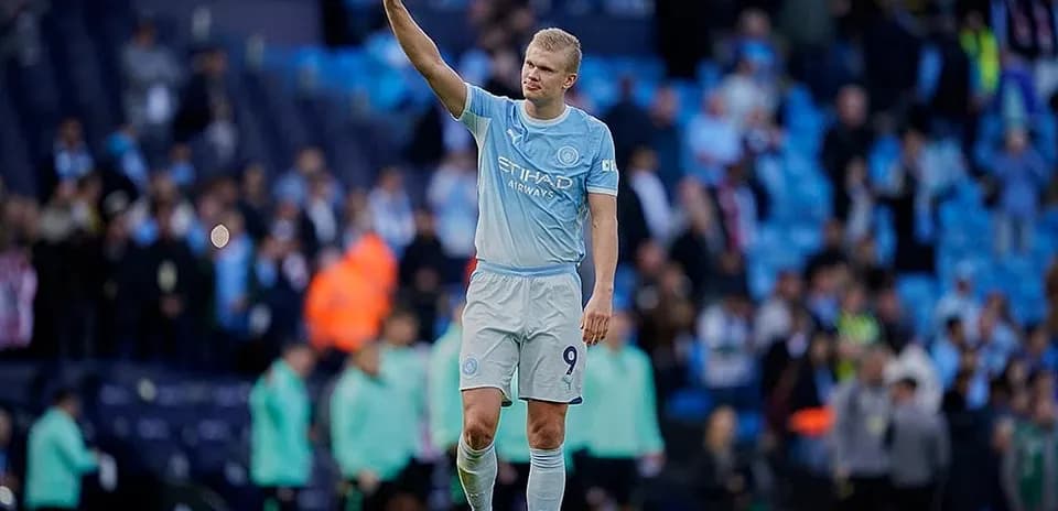 Un joueur de Manchester City saluant les supporters