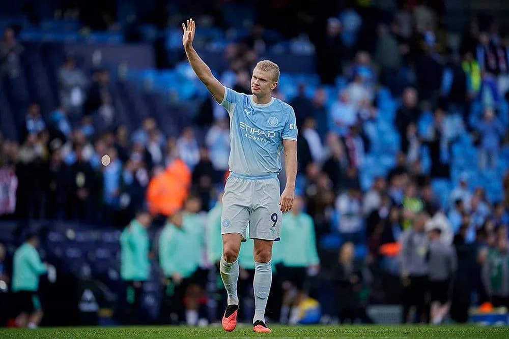 Un joueur de Manchester City saluant les supporters