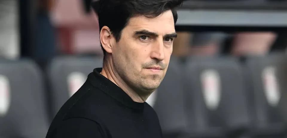 Entraîneur observant le match depuis le banc