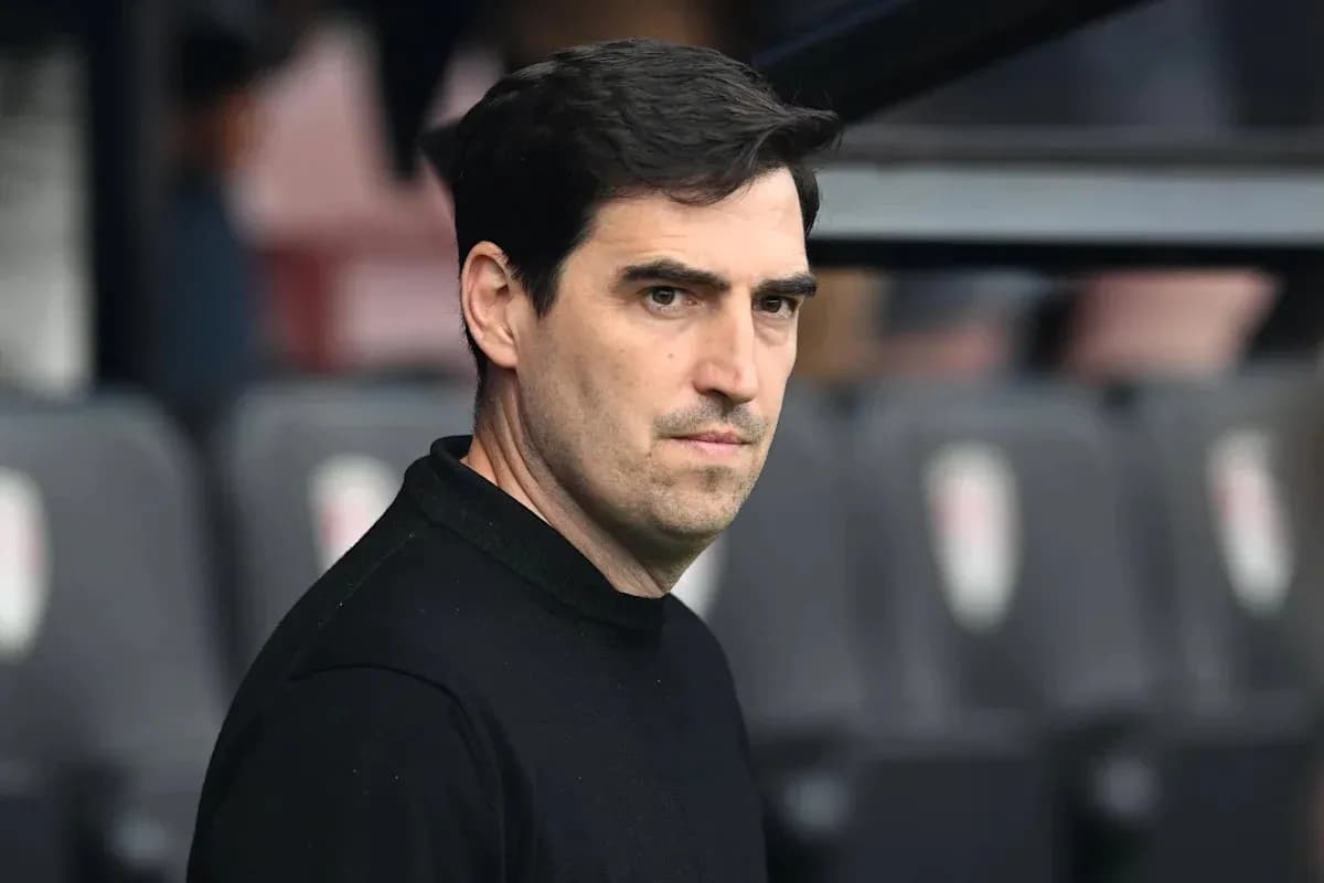 Entraîneur observant le match depuis le banc