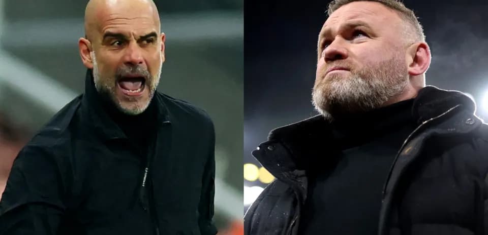 Deux entraîneurs discutant sur le bord du terrain