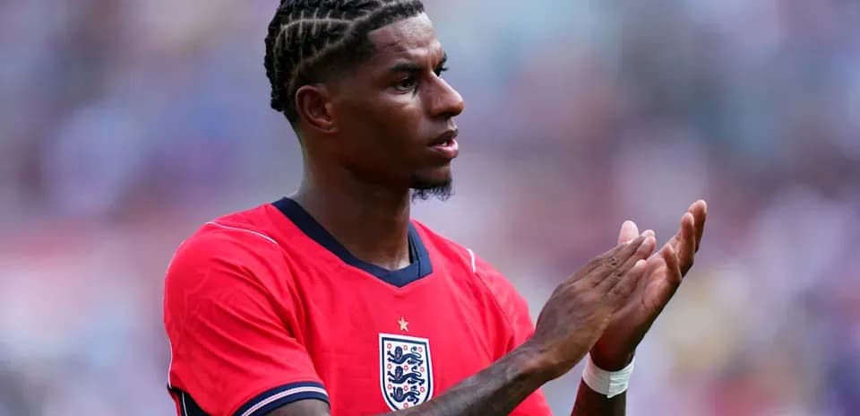 Joueur applaudissant avec maillot rouge de l'Angleterre