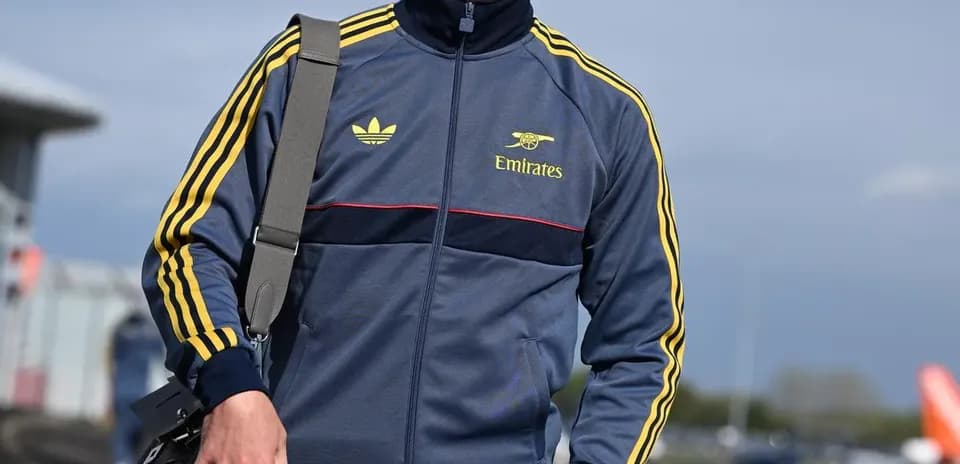 Homme en survêtement marchant avec un sac