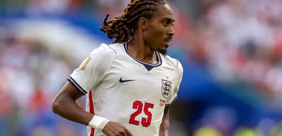 Joueur anglais portant le maillot numéro 25 en action