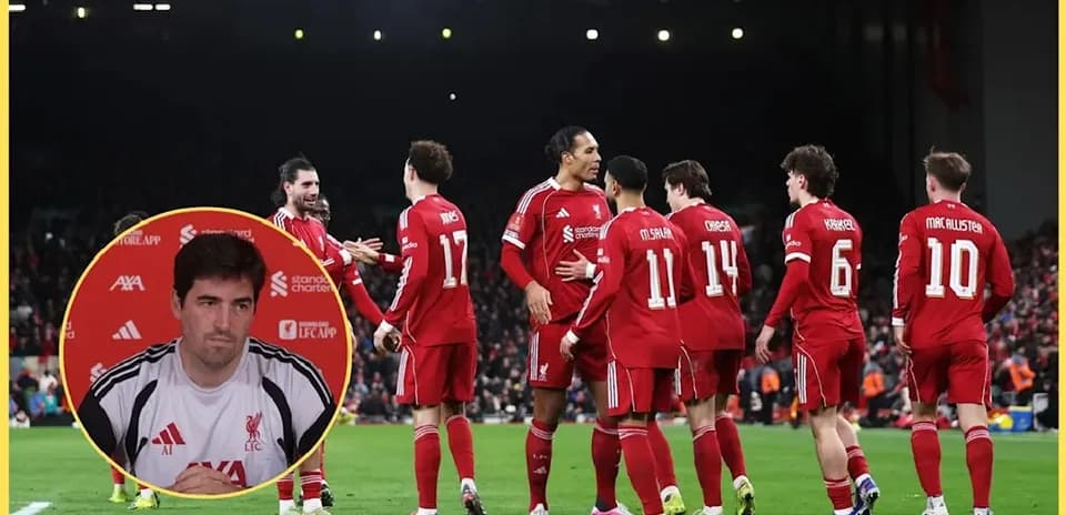 Joueurs de Liverpool célébrant un but sur le terrain