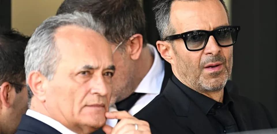 Deux hommes en costume noir à un événement
