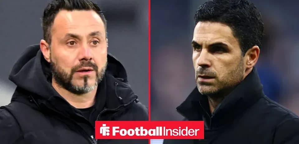 Deux entraîneurs observant le match depuis le bord du terrain