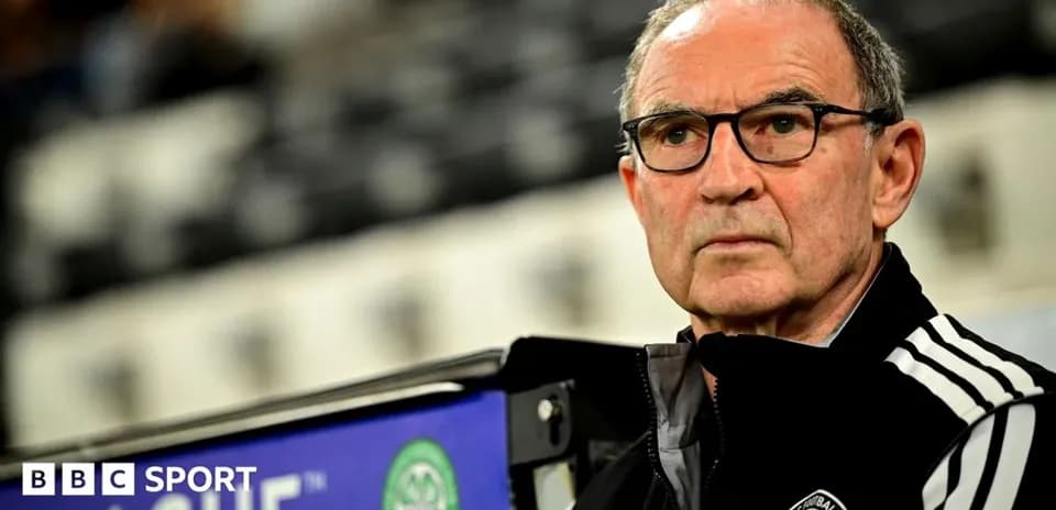 Entraîneur observant le match depuis le banc
