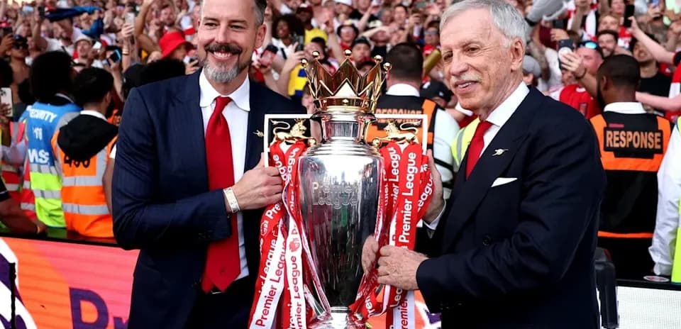 Deux personnes tenant le trophée de la Premier League