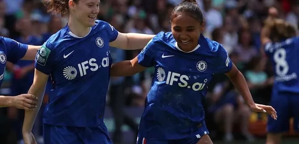 Joueuses de Chelsea célébrant un but ensemble