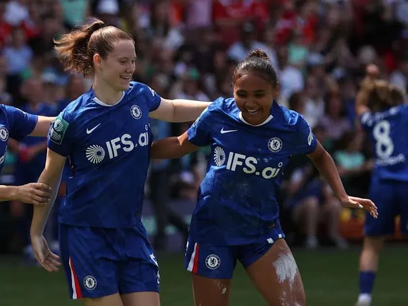 Joueuses de Chelsea célébrant un but ensemble