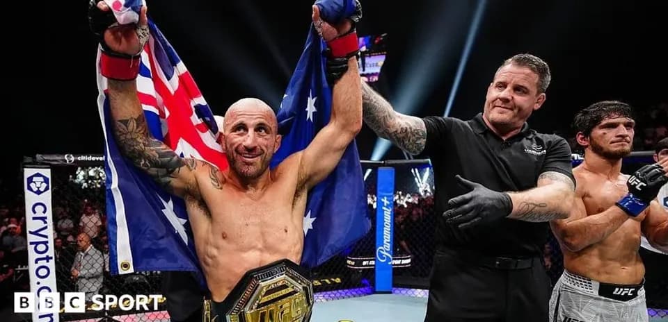 Lutter champion levantant la ceinture avec des drapeaux