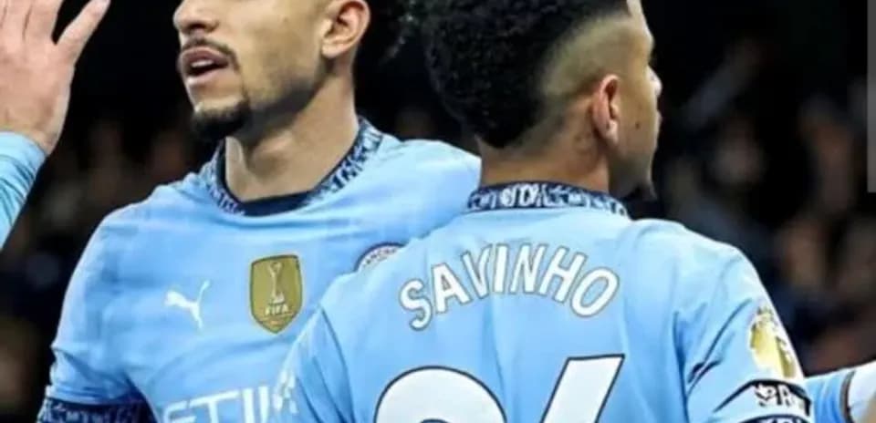 Deux joueurs de Manchester City se félicitant
