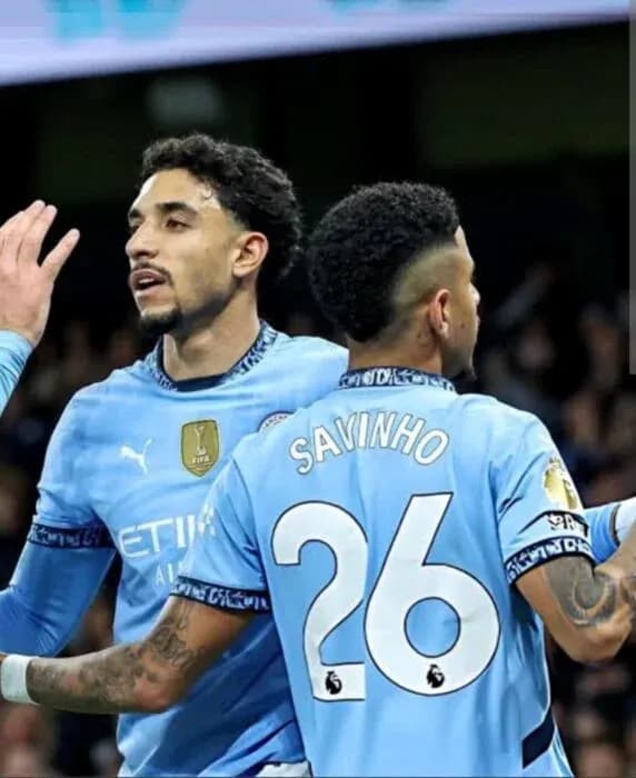 Deux joueurs de Manchester City se félicitant