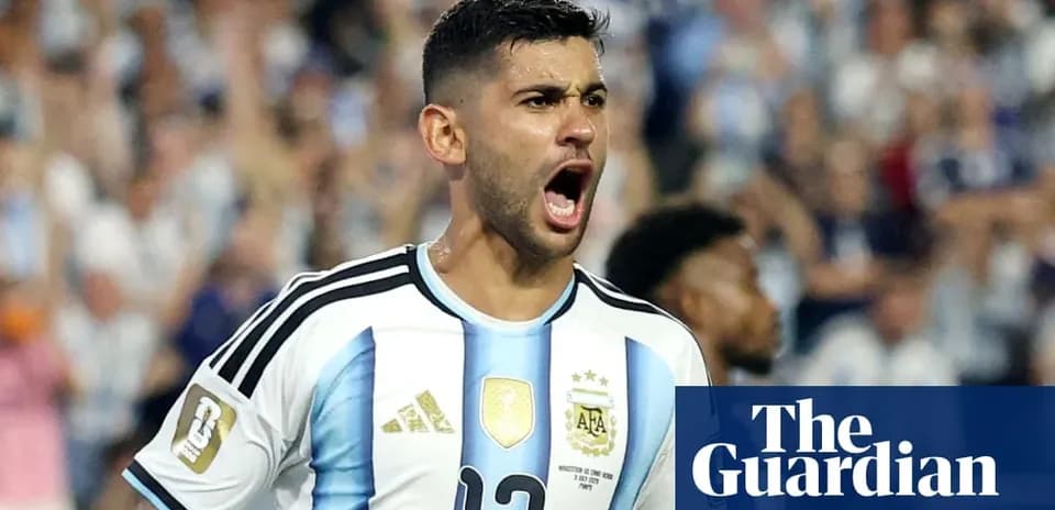 Joueur argentin célébrant un but devant des supporters