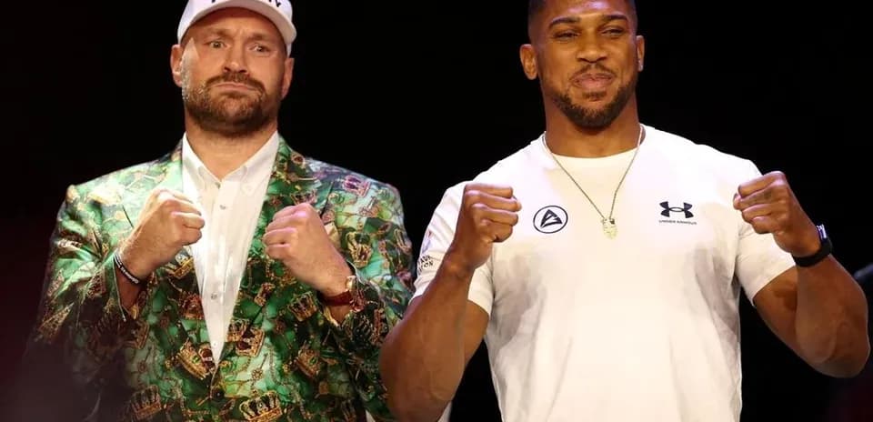 Tyson Fury et Anthony Joshua posant lors d'une conférence