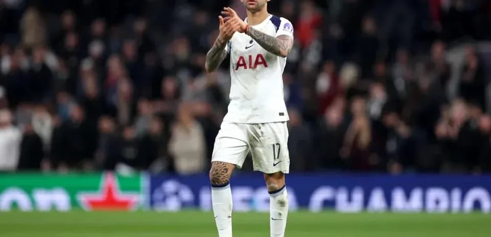 Joueur applaudissant les supporters après le match