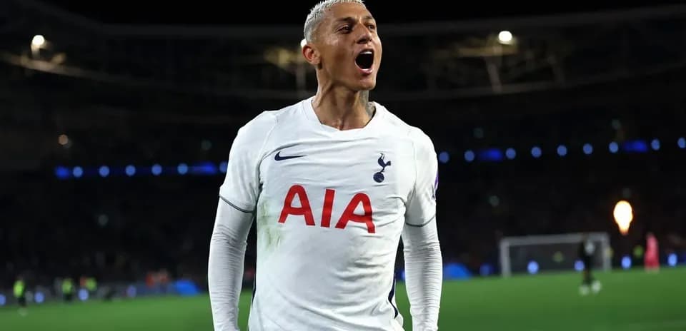 Joueur de Tottenham célébrant un but sur le terrain